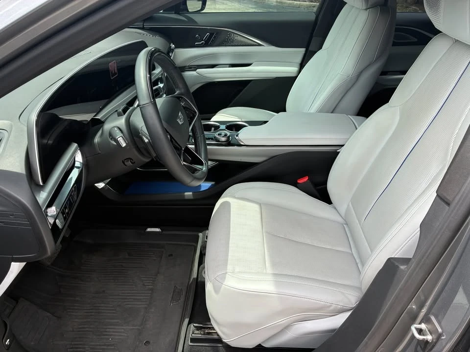 2023 Cadillac Lyriq - Image 15 of 19