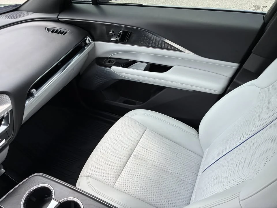 2023 Cadillac Lyriq - Image 13 of 19