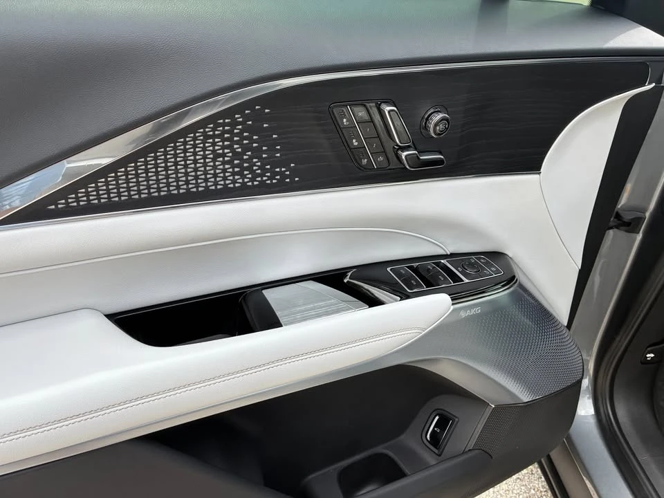 2023 Cadillac Lyriq - Image 14 of 19