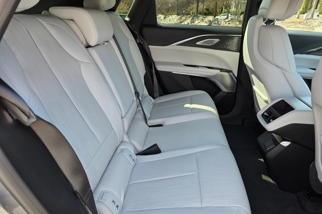 2023 Cadillac Lyriq - Image 23 of 31