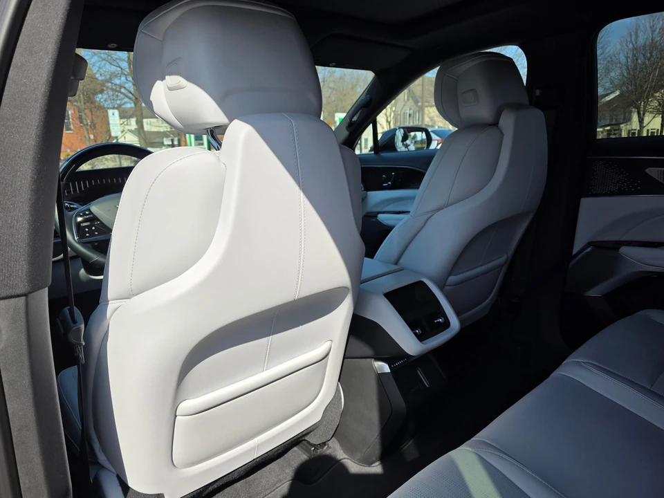 2023 Cadillac Lyriq - Image 26 of 31