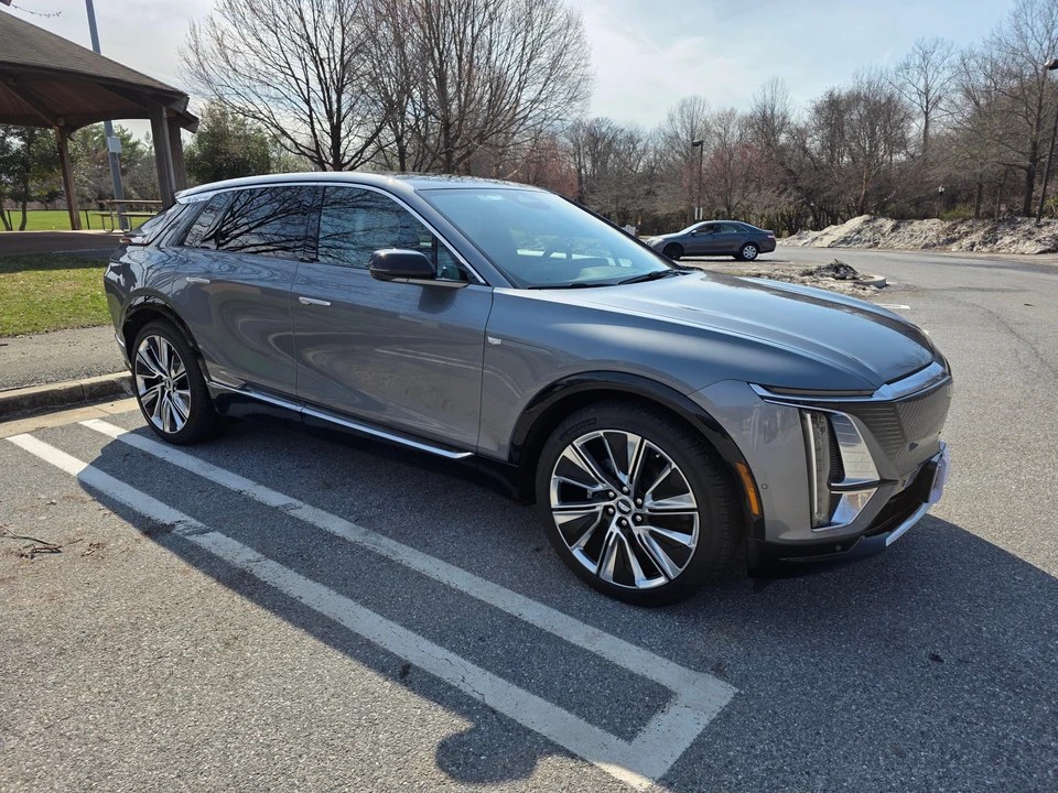 2023 Cadillac Lyriq - Image 10 of 31
