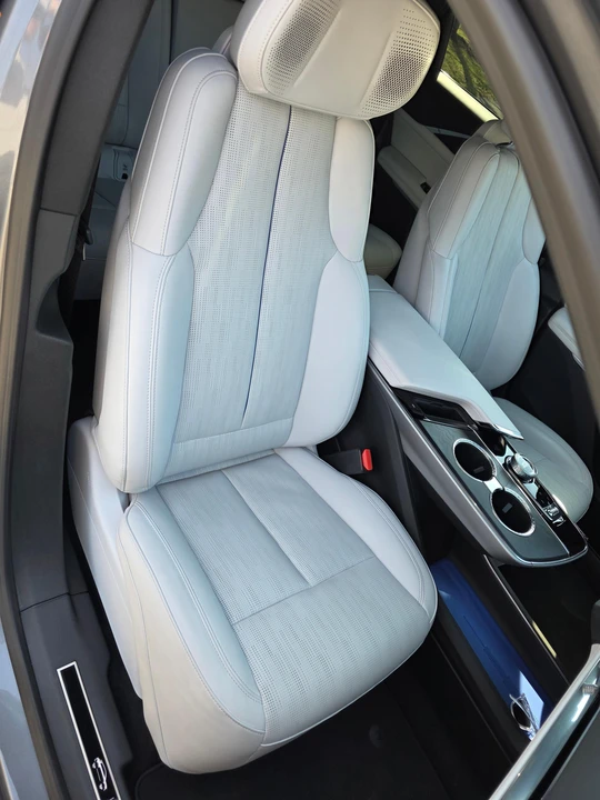 2023 Cadillac Lyriq - Image 25 of 31