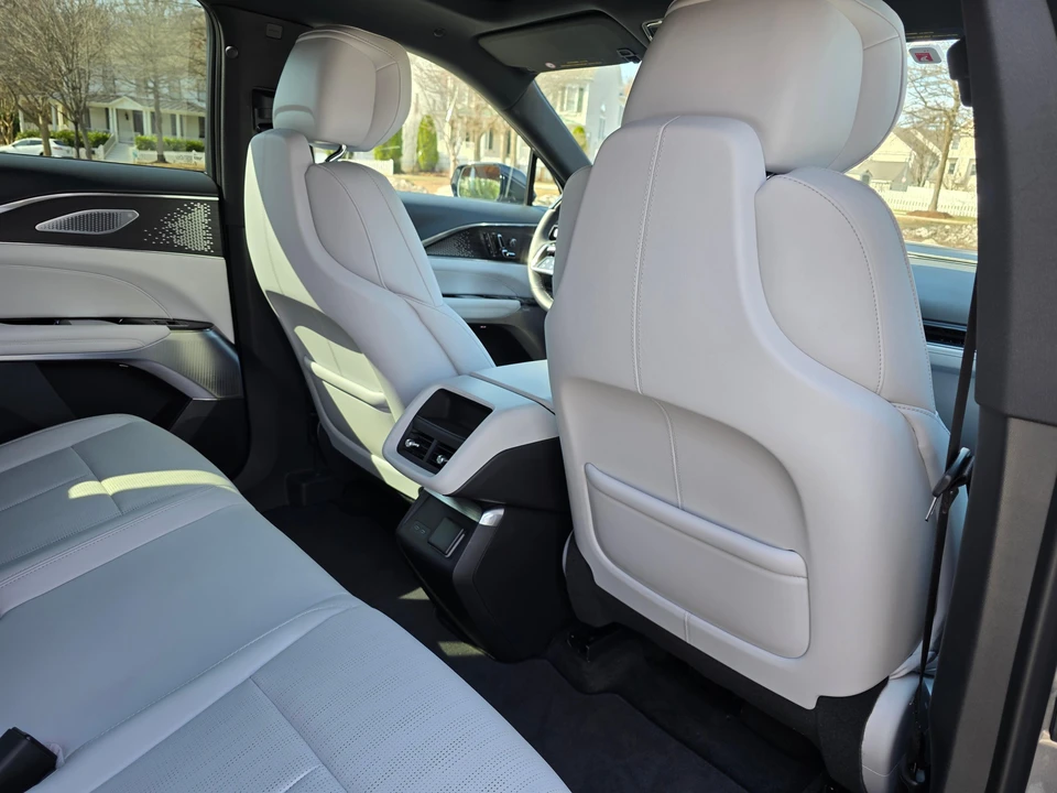 2023 Cadillac Lyriq - Image 28 of 31