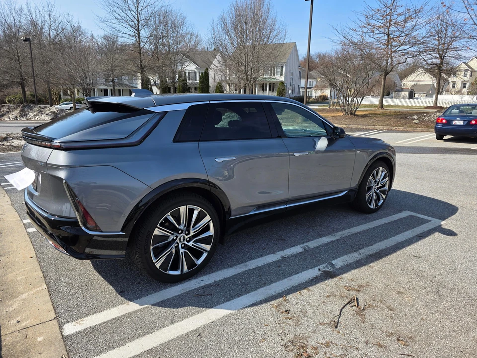 2023 Cadillac Lyriq - Image 9 of 31