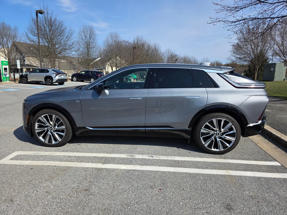 2023 Cadillac Lyriq - Image 7 of 31