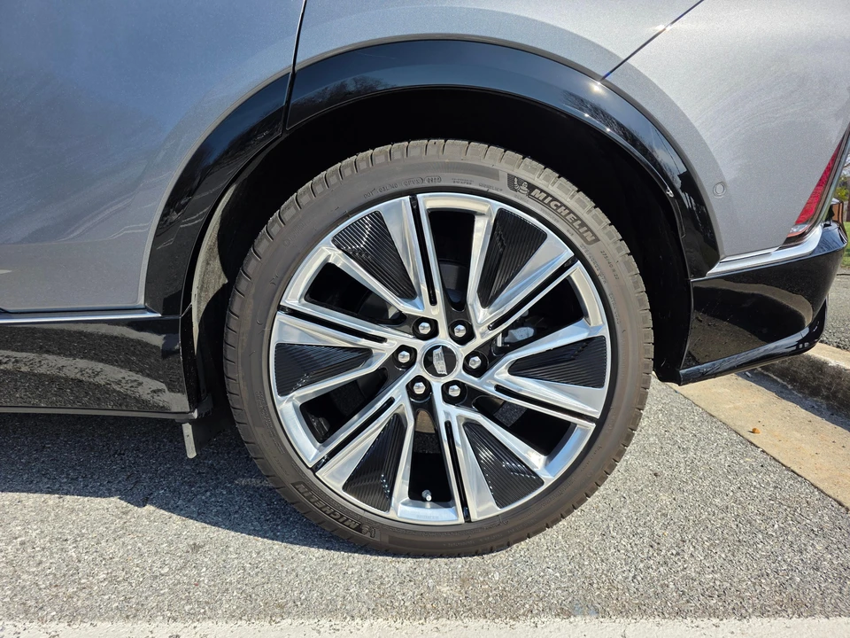 2023 Cadillac Lyriq - Image 18 of 31