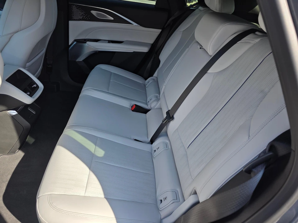 2023 Cadillac Lyriq - Image 29 of 31
