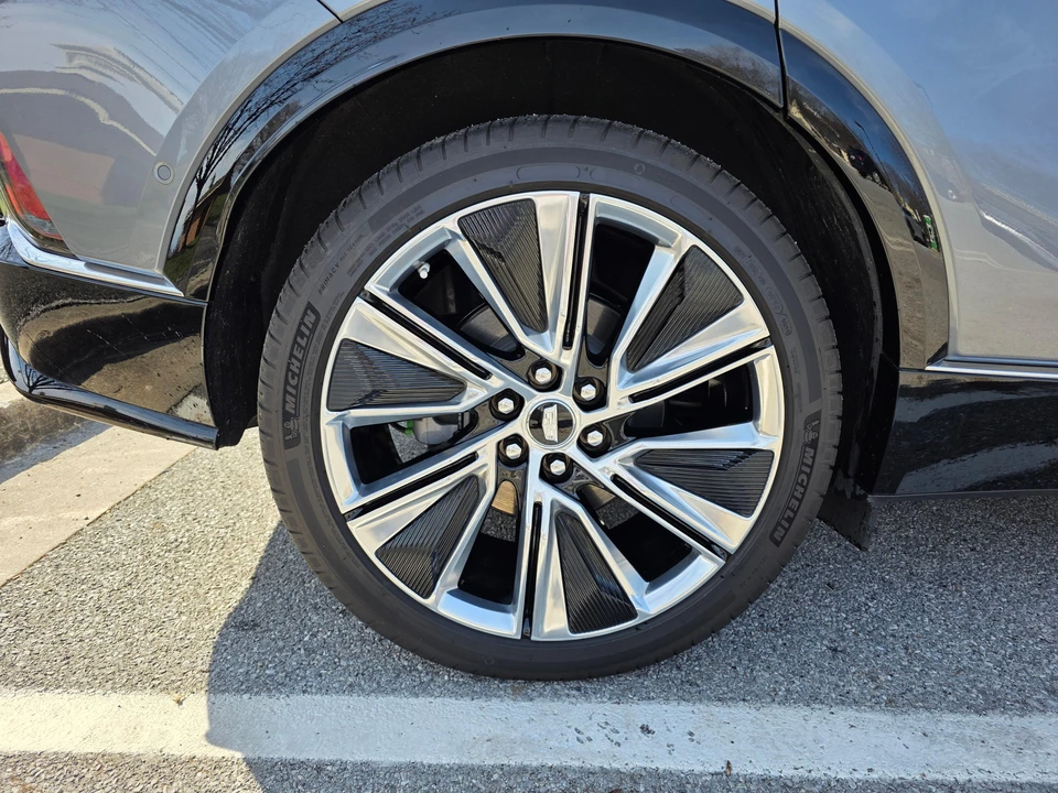 2023 Cadillac Lyriq - Image 19 of 31