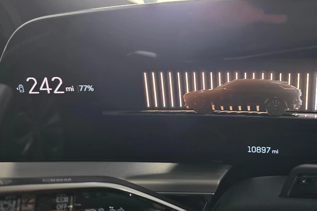 2023 Cadillac Lyriq - Image 24 of 31