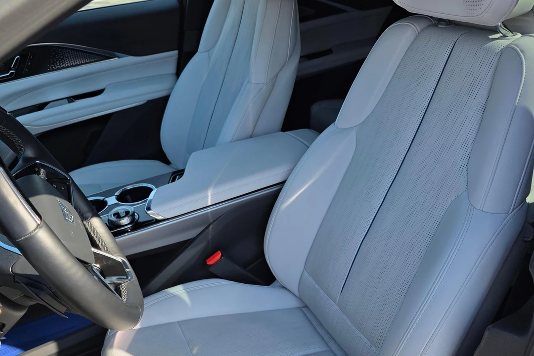 2023 Cadillac Lyriq - Image 22 of 31