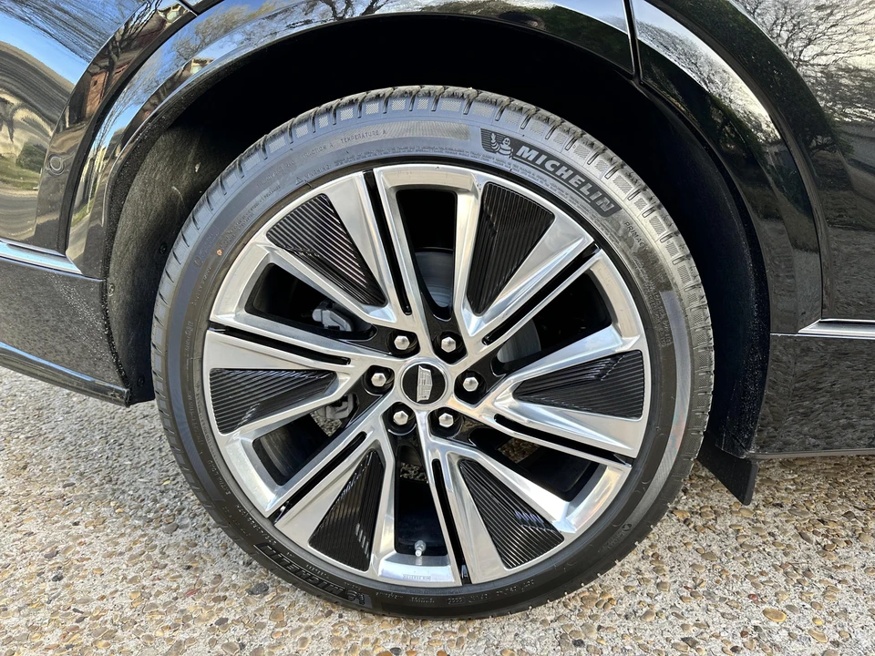2023 Cadillac Lyriq - Image 24 of 31