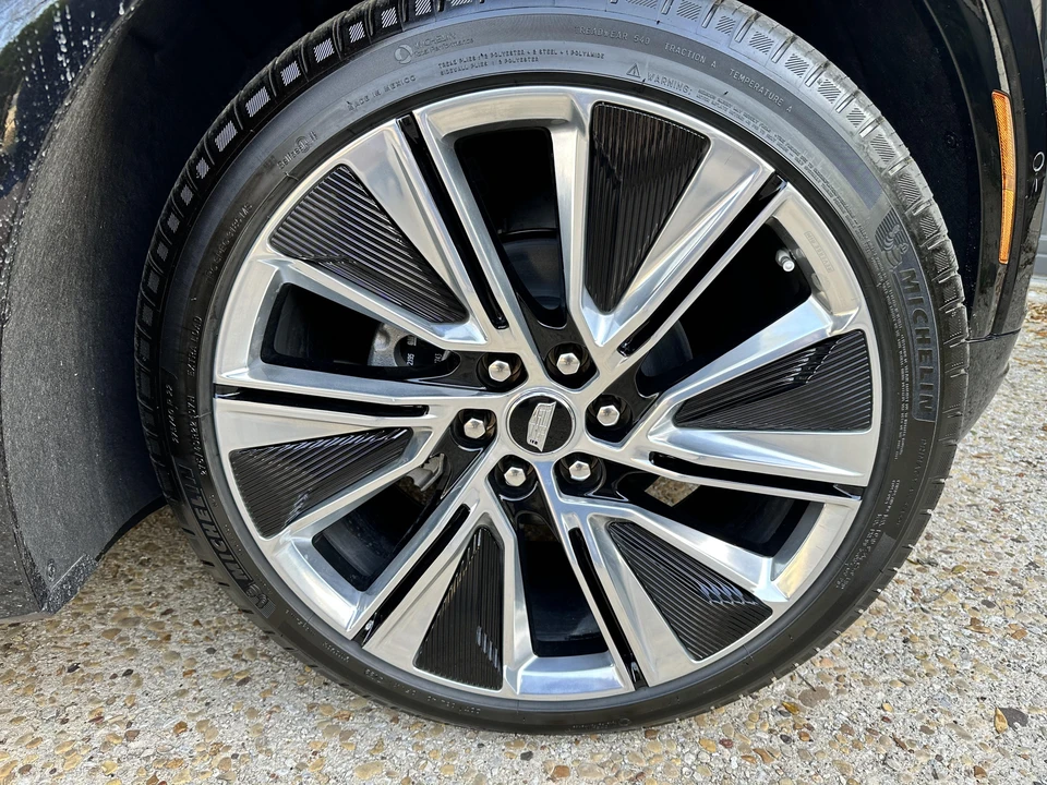 2023 Cadillac Lyriq - Image 25 of 31
