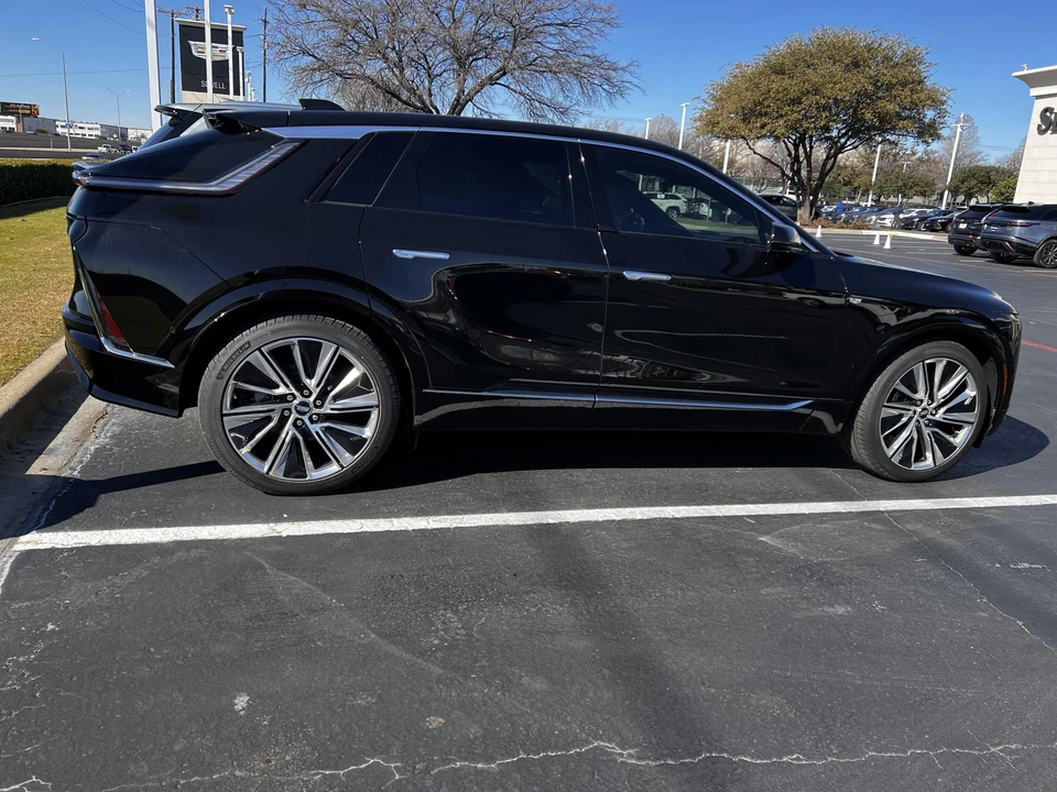 2023 Cadillac Lyriq - Image 15 of 31
