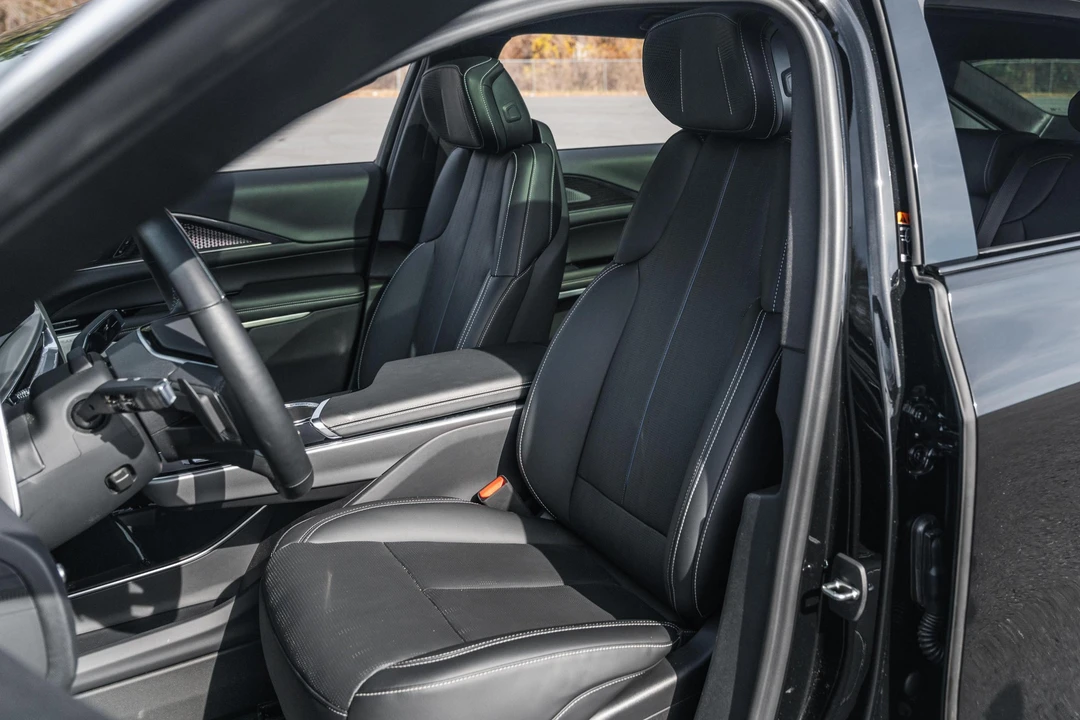 2023 Cadillac Lyriq - Image 28 of 31