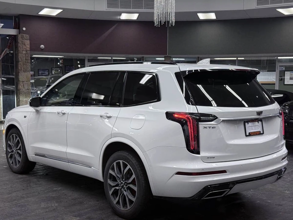 2023 Cadillac XT6 - Image 11 of 12