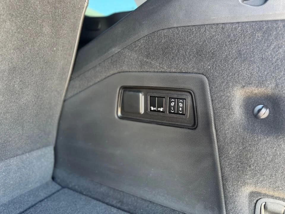 2023 Cadillac Escalade 5th Gen - Image 16 of 17