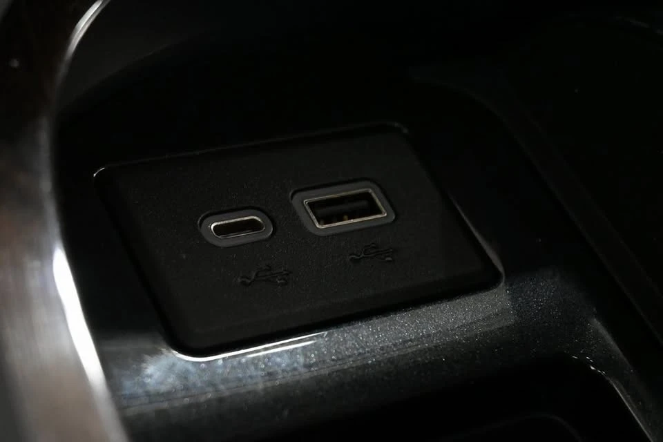 2023 Cadillac Escalade 5th Gen - Image 18 of 19