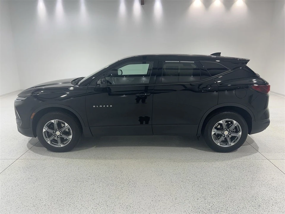 2023 Chevrolet Blazer - Image 2 of 12