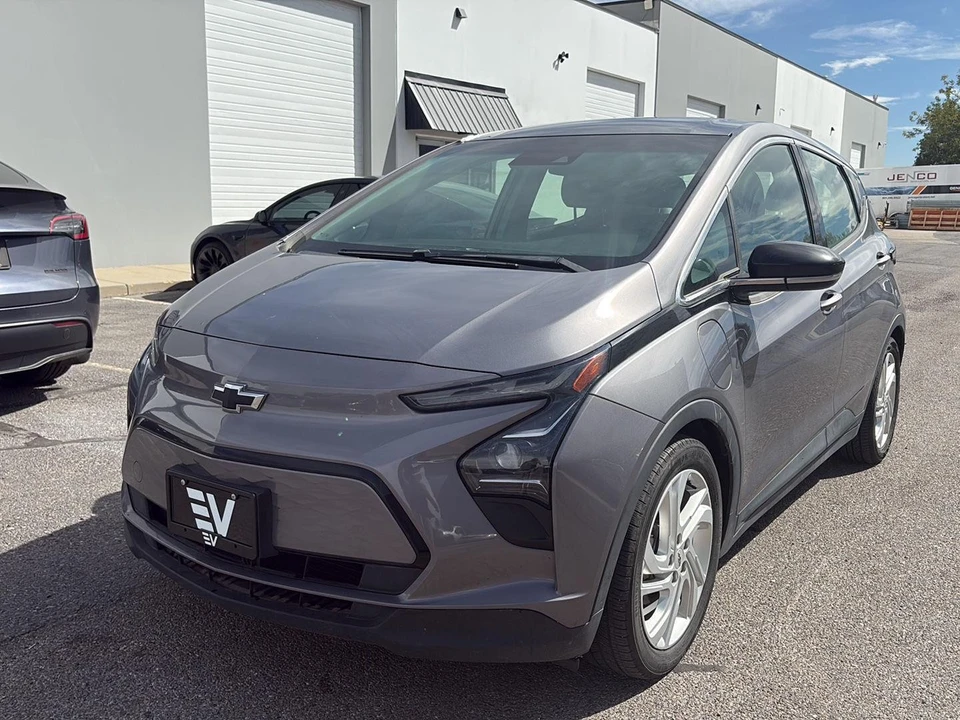 2023 Chevrolet - Image 3 of 10