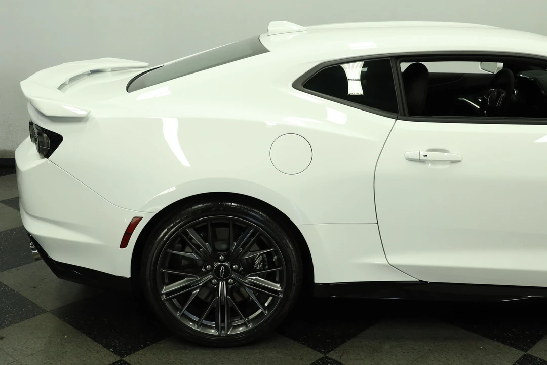 2023 Chevrolet Camaro ZL1 6th Gen - Image 28 of 31