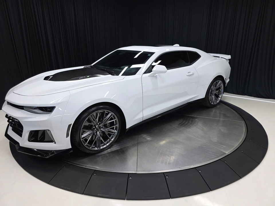 2023 Chevrolet Camaro ZL1 6th Gen - Image 11 of 31