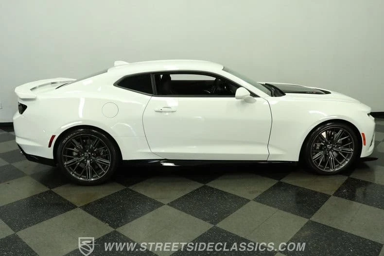 2023 Chevrolet Camaro ZL1 6th Gen - Image 12 of 29