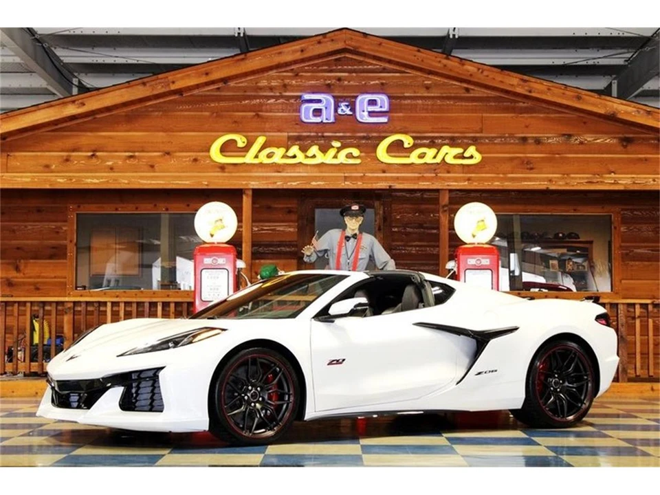 2023 Chevrolet Corvette C8 - Image 2 of 31