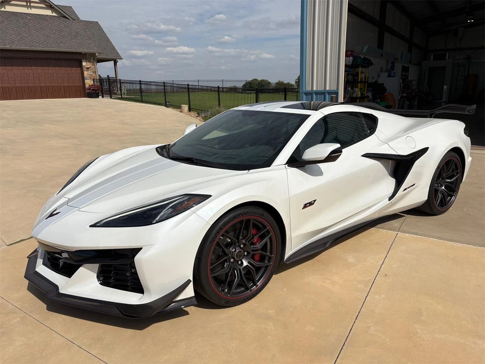 2023 Chevrolet Corvette C8 Z06 - Image 2 of 31