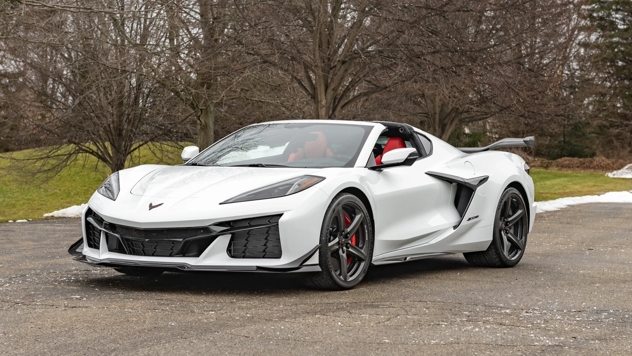 2023 Chevrolet Corvette C8 Z06 - Image 2 of 31