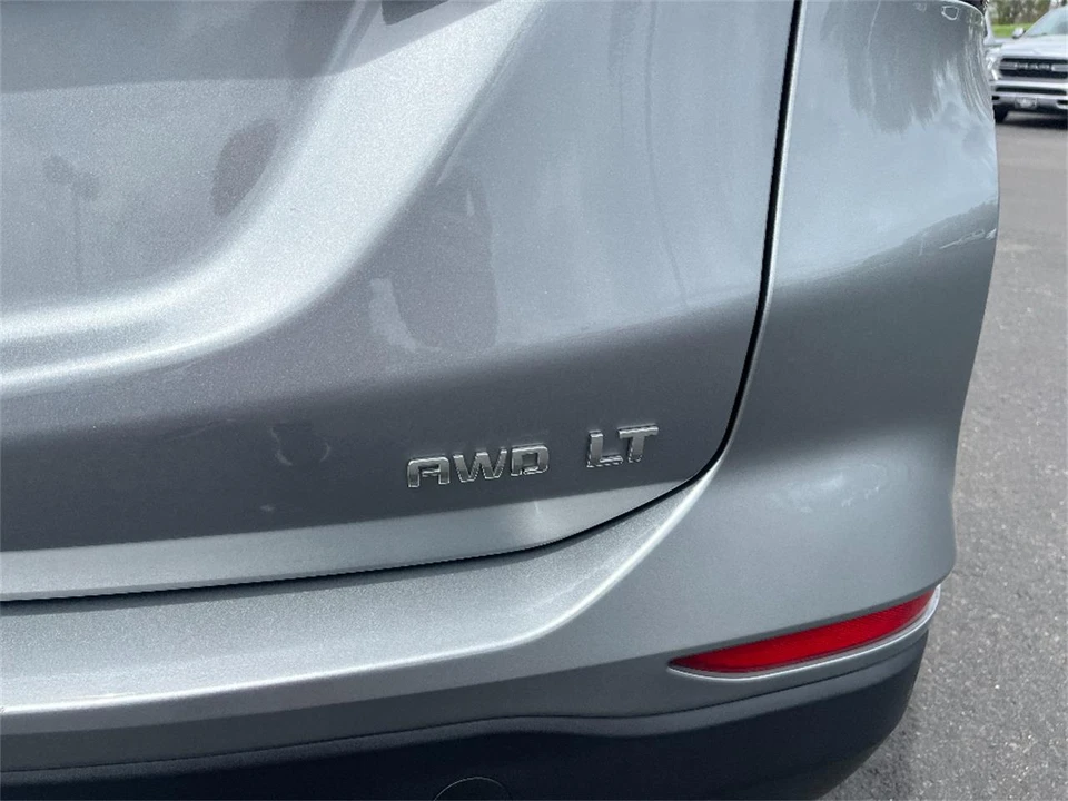 2023 Chevrolet Equinox - Image 10 of 31