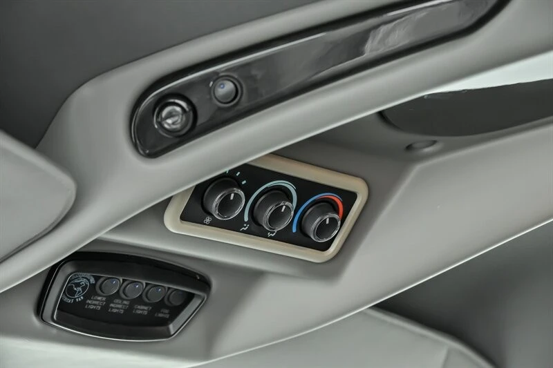 2023 Chevrolet Express - Image 20 of 31