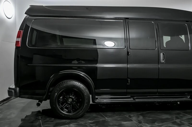 2023 Chevrolet Express - Image 10 of 31