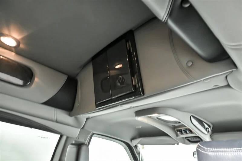2023 Chevrolet Express - Image 15 of 31