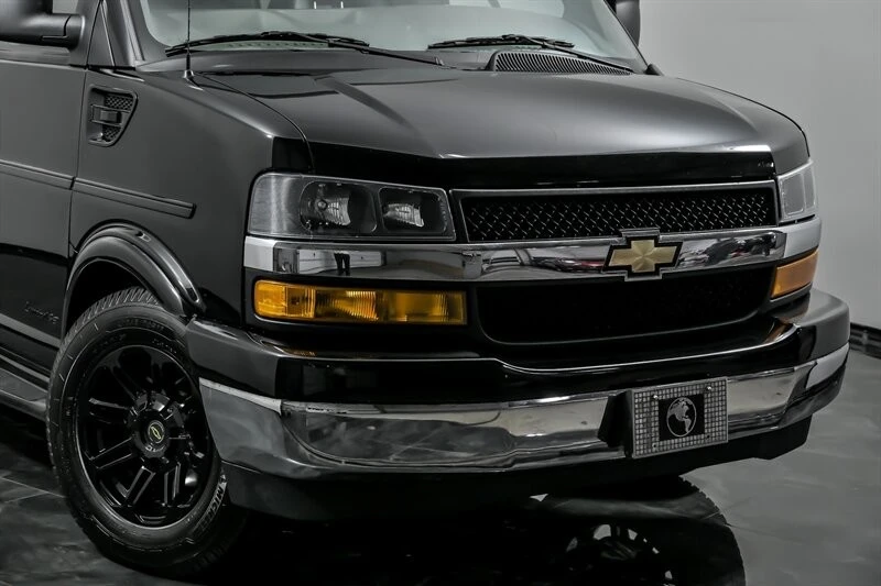2023 Chevrolet Express - Image 2 of 31