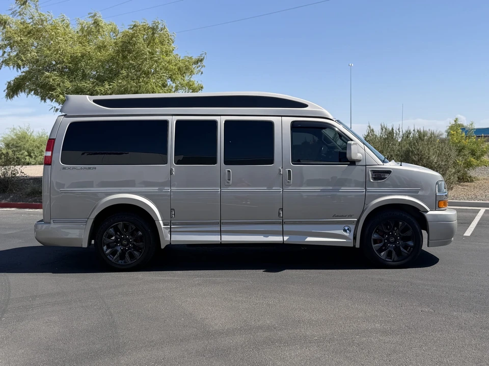 2023 Chevrolet Express - Image 8 of 31