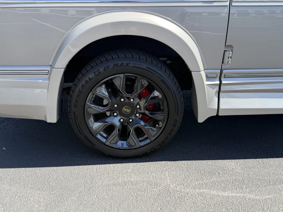 2023 Chevrolet Express - Image 27 of 31