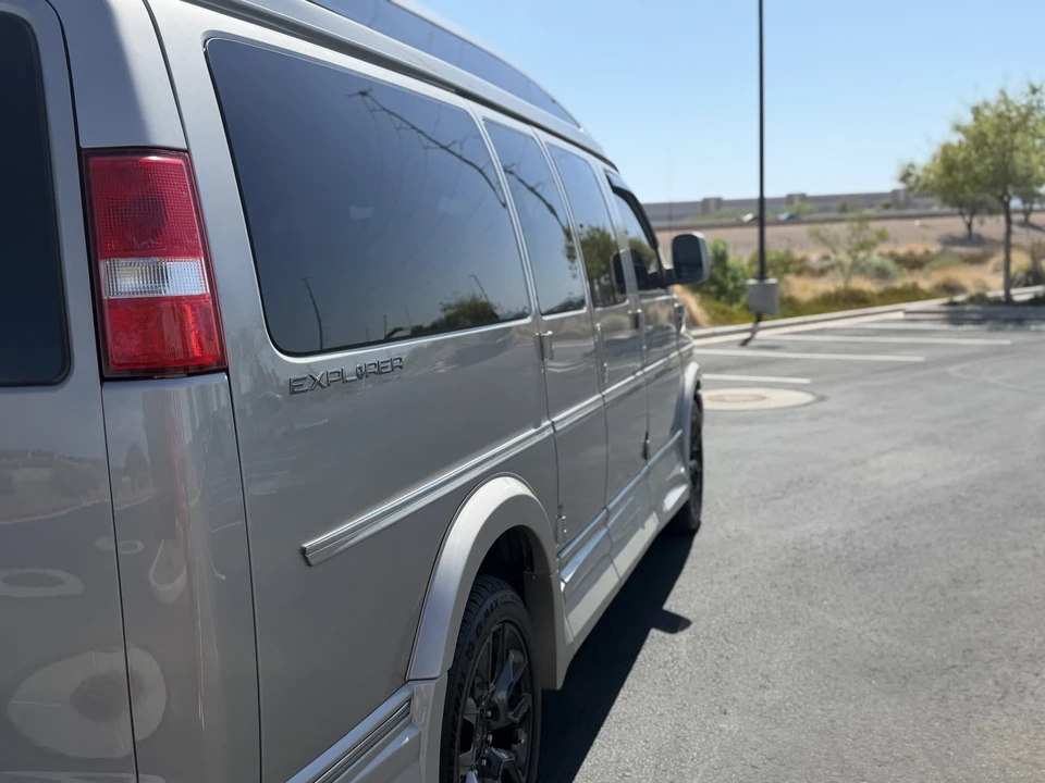 2023 Chevrolet Express - Image 22 of 31