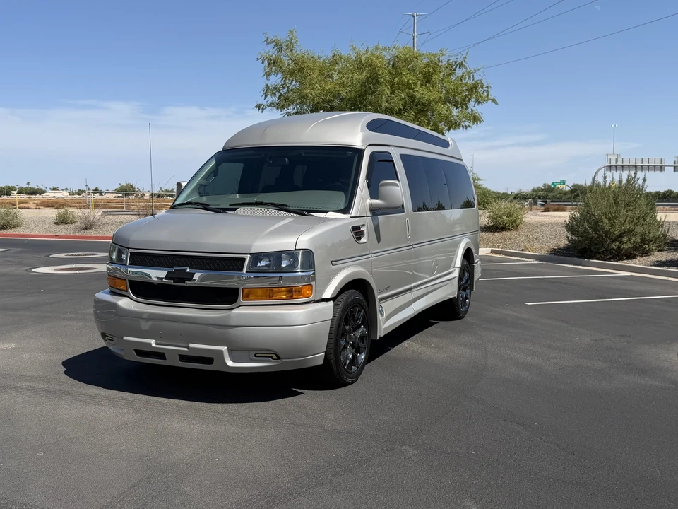 2023 Chevrolet Express - Image 2 of 31