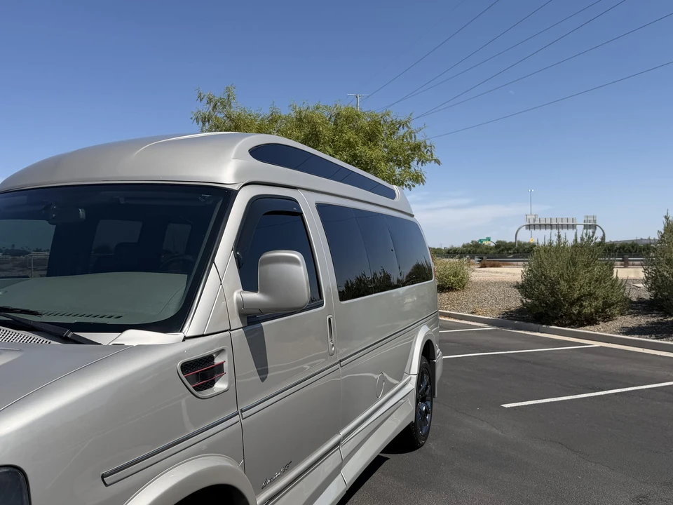 2023 Chevrolet Express - Image 15 of 31