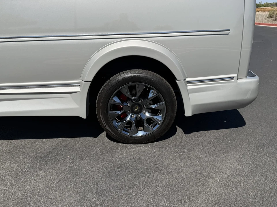2023 Chevrolet Express - Image 26 of 31