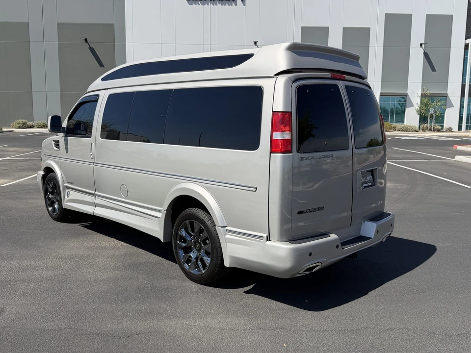 2023 Chevrolet Express - Image 5 of 31