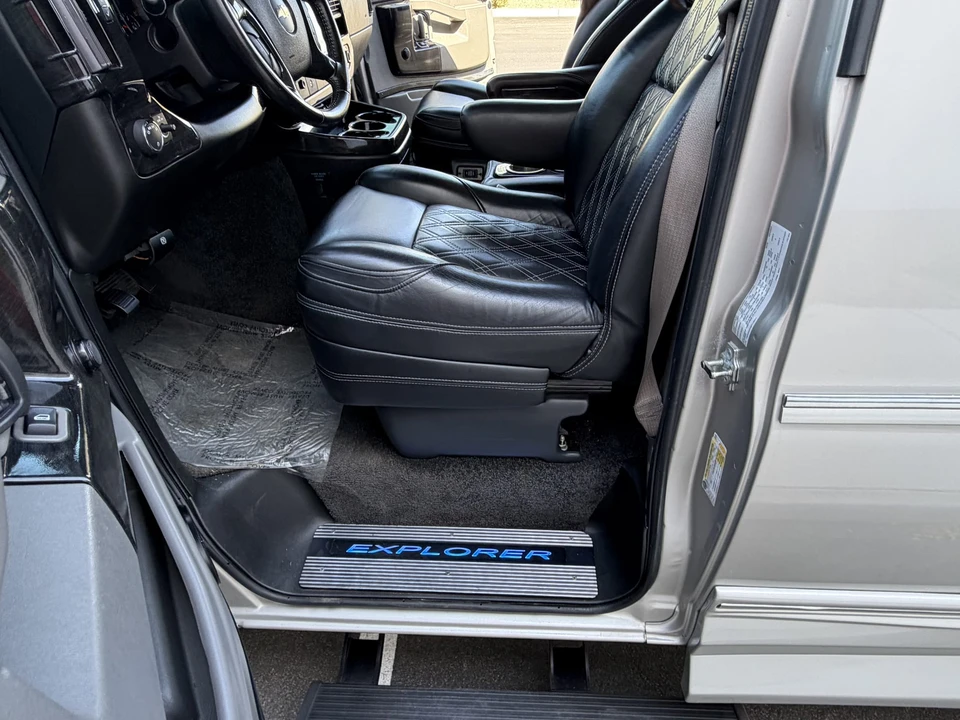 2023 Chevrolet Express - Image 30 of 31