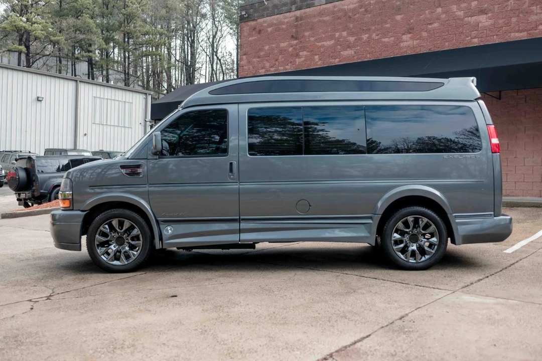 2023 Chevrolet Express - Image 10 of 21