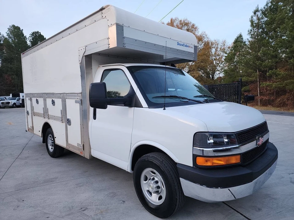 2023 Chevrolet Express - Image 8 of 31