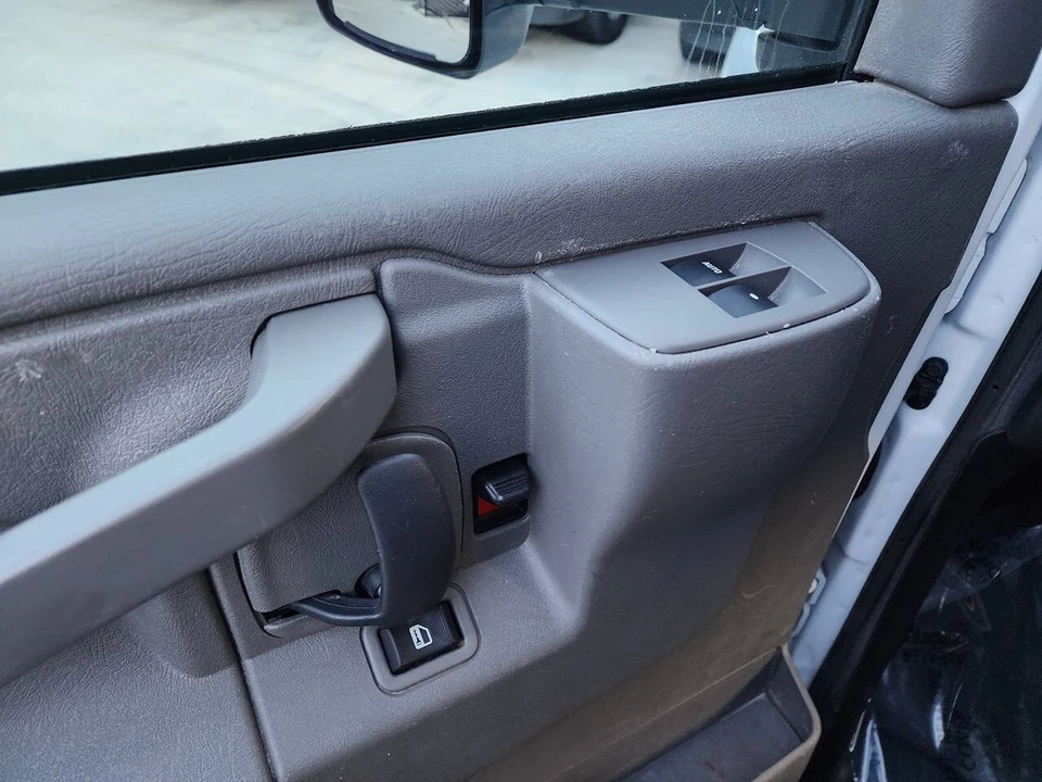 2023 Chevrolet Express - Image 26 of 31