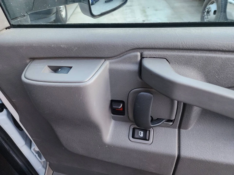 2023 Chevrolet Express - Image 30 of 31