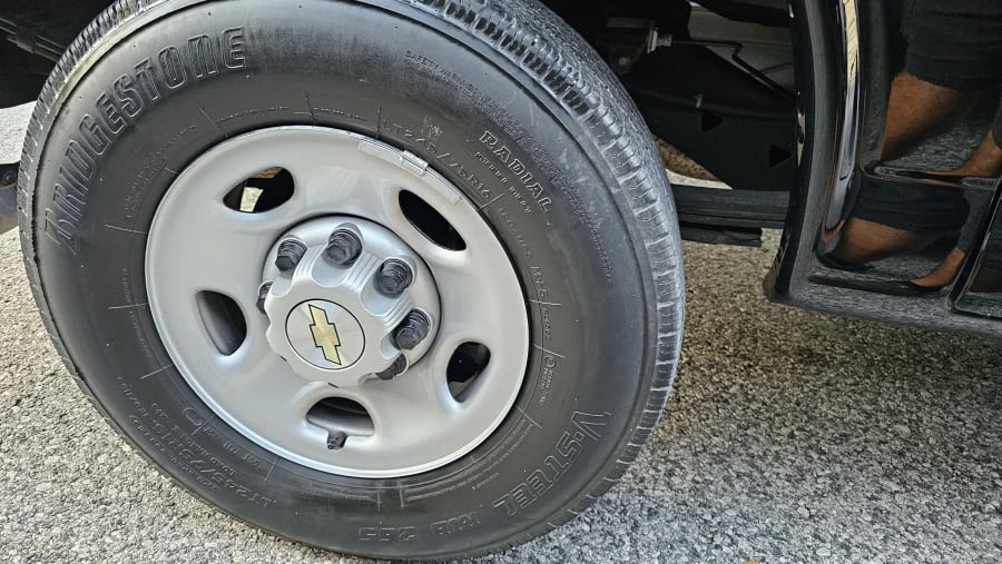 2023 Chevrolet Express - Image 28 of 31