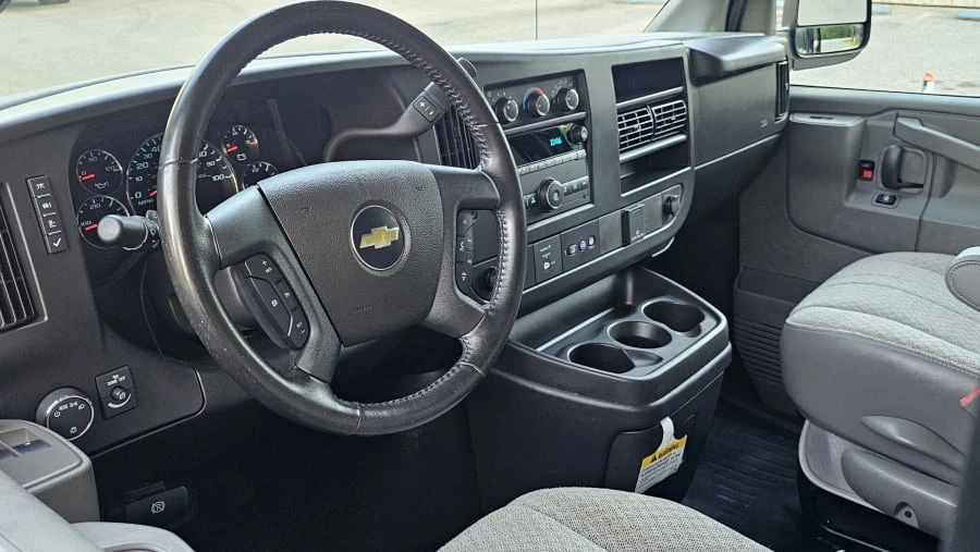 2023 Chevrolet Express - Image 16 of 31