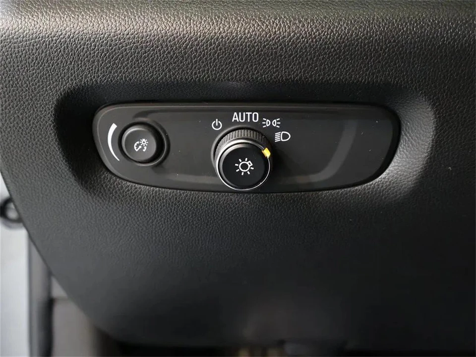 2023 Chevrolet Traverse - Image 16 of 31